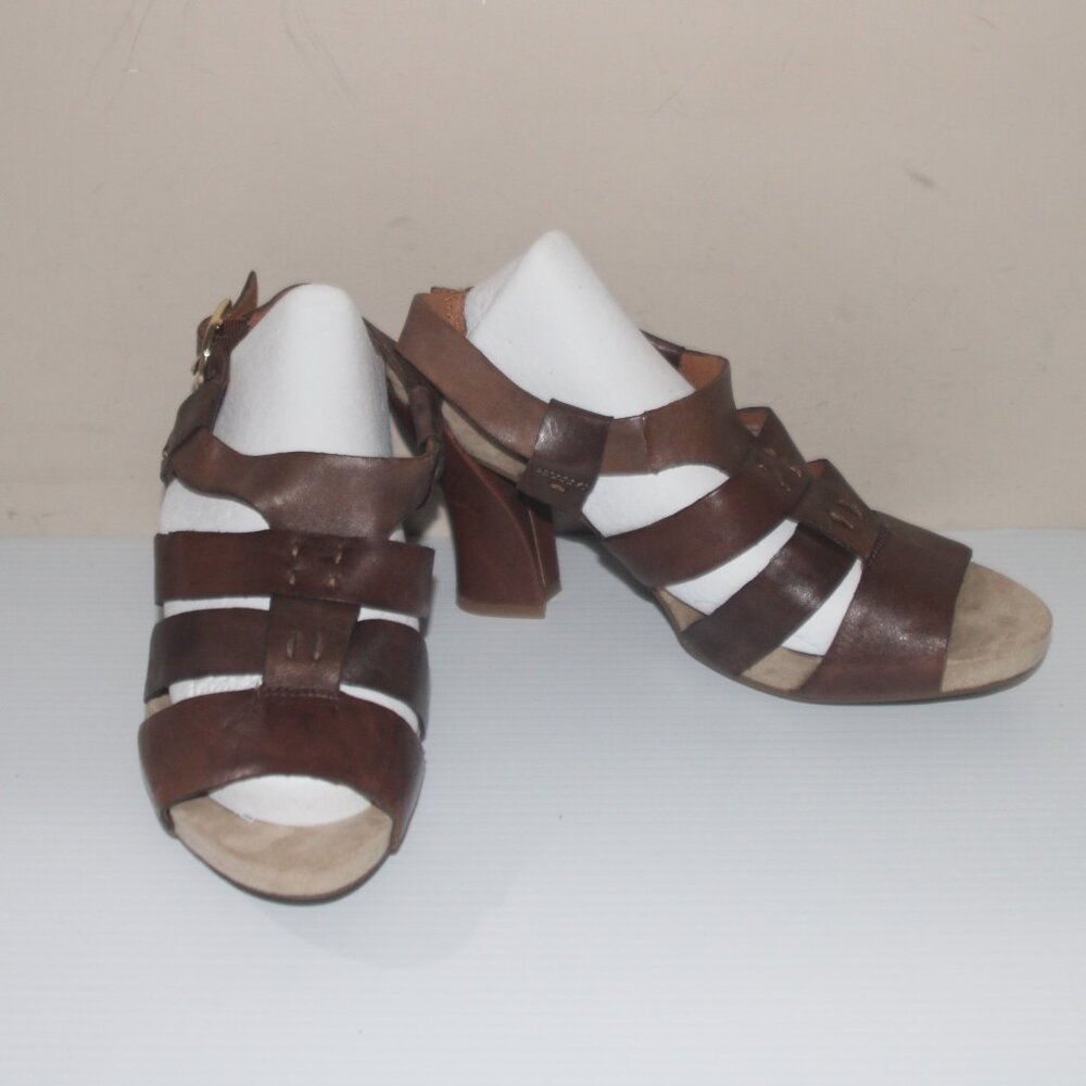 15a.  EC LADIES EARTHIES "VENTURA" HEELED SANDALS - 9 - BROWN LEATHER